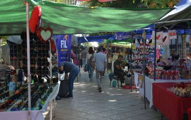 En el Centro de Culiacán instalan el bazar por el Día del Amor y la Amistad.