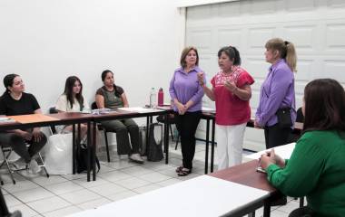 Las maestras Claudia Apodaca, Rosa Amelia Castro y Rebeca Rendón dan la bienvenida a los participantes.