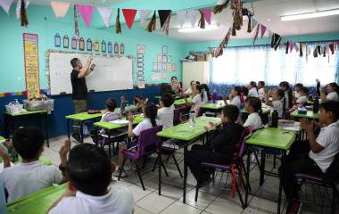 El maestro Cuauhtémoc Rubio compartió con estudiantes de la primaria Álvaro Obregón una jornada musical.