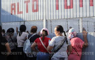 Familiares de internos del penal de El Castillo se han acercado al lugar para exigir información sobre sus seres queridos, luego de dos jornadas de violencia.