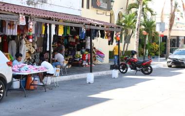 La práctica de apartado irregular de espacios continúa en la Zona Dorada de Mazatlán pese a los operativos de retiro de objetos.
