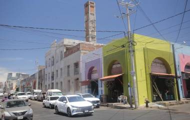 El fuego se originó en una bodega con materiales combustibles y fue controlado por bomberos antes de propagarse a otros locales.
