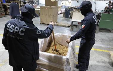 En Huixquilucan, Estado de México, aseguraron un almacén con 60 toneladas de cigarros apócrifos.