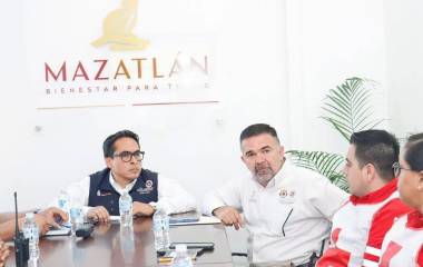 Roy Navarrete Cuevas con el coordinador de Protección Civil de Mazatlán, Óscar Osuna Tirado.