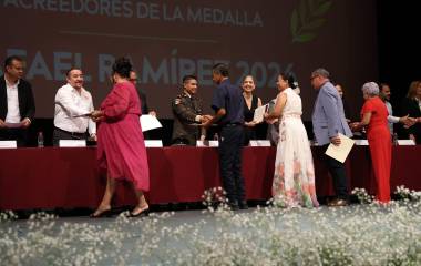 Maestras y maestros reciben la Medalla Rafael Ramírez en reconocimiento a su trayectoria.