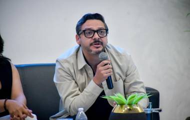 Adrián López Ortiz subrayó que no se trata de una simple “narcoguerra”, sino de una mafia fracturada que disputa territorios, mercados, narrativas y espacios de poder político, con impactos directos en la vida pública.
