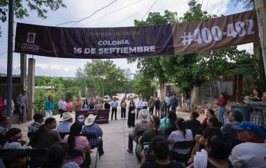 Las obras abarcan unos 320 metros lineales e incluyen trabajos de agua potable, drenaje sanitario y alumbrado público.