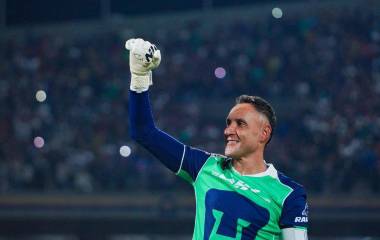 Keylor Navas lamenta la salida de Efraín Juárez del banquillo de Pumas.
