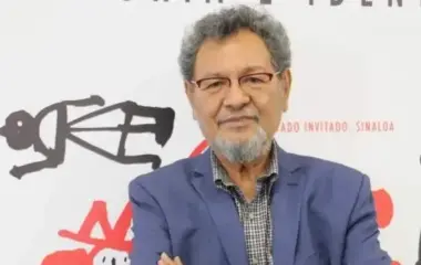La obra de Élmer Mendoza ha estado muy vinculada con Sinaloa, un universo que incluye su música, comida, lenguaje, pero también una realidad que tiene que ver con la violencia y el narcotráfico.