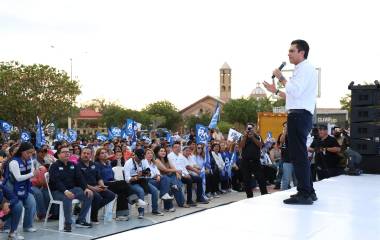 Jorge Romero Herrera, líder del Partido Acción Nacional, encabezó un encuentro con militantes en Mazatlán, donde llamó a jóvenes y mujeres a participar en política.