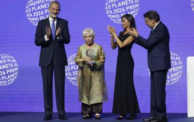 Isabel Allende es premiada por los reyes de España.