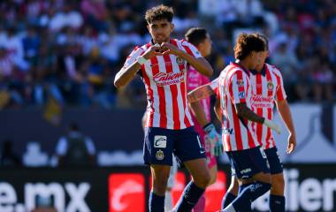 Ricardo Marín marca el segundo gol de Chivas.