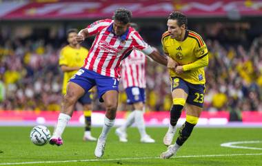 El sinaloense Luis Romo y las Chivas no pudieron mantener dos goles de ventaja y terminaron por ser empatados por el América.