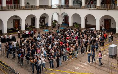 Largas filas se forman en el patio del Palacio Municipal de Culiacán para conseguir boletos para el concierto de Kevin AMF el próximo domingo.