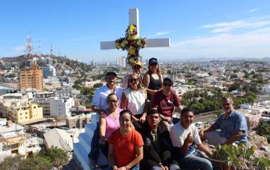 Vecinos del Cerro del Vigía se reunieron para festejar el Día de la Santa Cruz llevando una ofrenda floral.