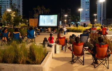 Niños y adultos mayores conviven durante la función en el Parque Central.