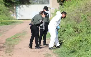 El caso corresponde al doble feminicidio de adolescentes identificadas como Brenda Guadalupe, de 16 años, y Andrea Lizeth, de 14 años, localizadas en el ejido El Huizache.