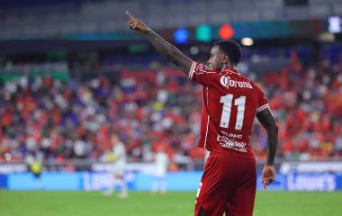 Helinho de penal abre el marcador por Toluca.