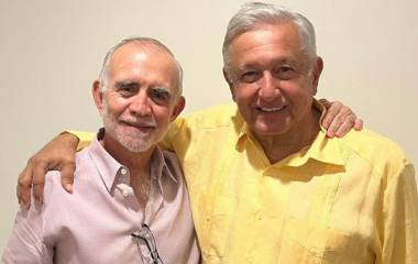 Alfonso Romo, fundador de Vector Casa de Bolsa, con el entonces Presidente de México Andrés Manuel López Obrador.