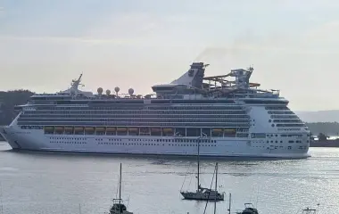 El Navigator Of the Sea arribó este martes a Mazatlán con más de 3 mil 900 pasajeros.