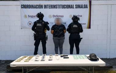 La mujer, junto con el arma y la sustancia asegurada, fue puesta a disposición del Ministerio Público Federal.