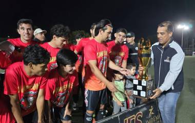 Chilos F.C. recibe el trofeo de campeón de manos del coordinador de Ligas y Clubes del Instituto Municipal del Deporte Mazatlán, Freddy Cisneros González.