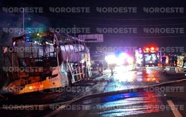 Bomberos y rescatistas acudieron al kilómetro 10 de la autopista Mazatlán-Culiacán para sofocar el incendio del autobús.