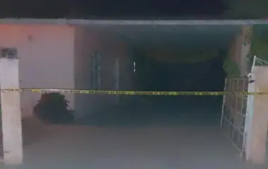 La víctima fue atacada al llegar a su domicilio por sujetos armados que huyeron tras la agresión.