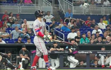 Jarren Durán observa su grand slam, el cual le dio el triunfo a los Medias Rojas en 11 entradas.