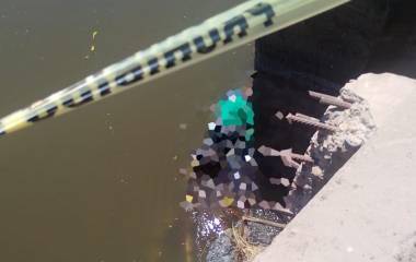 Autoridades acordonaron la zona de la presa El Alhuate, en Quilá, tras el hallazgo de un hombre sin vida.