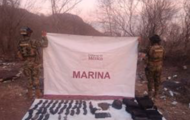 Elementos de la Marina resguardan el armamento asegurado en Elota.