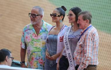Samantha Bastidas y Maria Vargas engalanaron la ceremonia del primer lanzamiento previo al encuentro dominical entre Venados y Charros en Mazatlán.