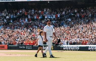 La hija de siete años de Verlander, Genevieve, fue la encargada de retirar del juego al veterano lanzador.