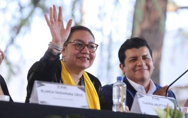 Víctor Hugo Carvente Contreras, titular del Órgano Interno de Control del INE junto a la secretaria ejecutiva, Claudia Arlett Espino.