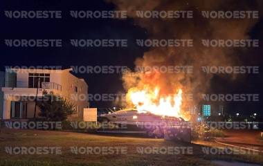 Una lancha se incendió este viernes en la Calle Coral Norte, dentro de Isla Marina Mazatlán.