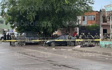 Elementos de seguridad acordonaron el perímetro donde fue asesinado un hombre en Mazatlán.