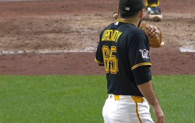 José Urquidy tuvo otro relevo titubeante por los Piratas.