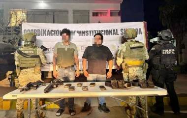 Ejército y Policía capturan a dos sujetos con armas largas en la colonia República Mexicana.