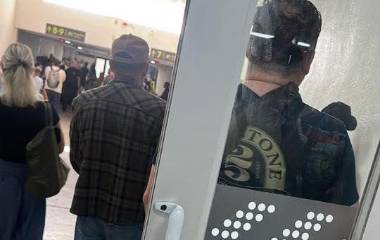Usuarios del Aeropuerto Internacional de Mazatlán reportaron largas filas, falta de aire acondicionado y complicaciones para abordar vuelos.