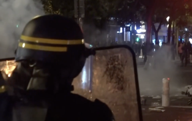 Policías franceses dispersan a manifestantes con gases lacrimógenos en la Plaza de la República, en París, durante nuevas tensiones registradas este domingo 18 de octubre.