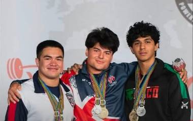 El sinaloense Dante Urquiza (derecha) se quedó con el metal de bronce en el World Powerlifting Championships Sudáfrica 2026.
