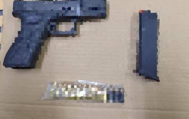 Durante la intervención, los agentes localizaron en una mochila un arma corta con un cargador abastecido con 14 cartuchos útiles.