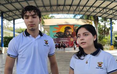 Estudiantes de la Preparatoria Zapata, en Culiacán, promueven las asesorías gratuitas sobre matemáticas.