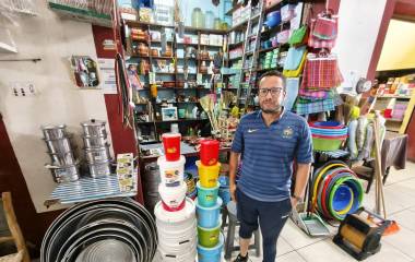René González mantiene vivo el legado familiar en el mercado de El Rosario.
