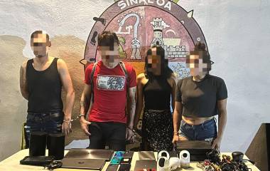 Dos hombres y dos mujeres fueron detenidos por su probable relación con robos a comercios.