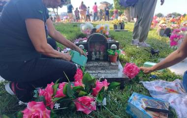 Familiares llevan flores a sus seres queridos.