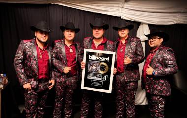 Herencia de Grandes recibió una placa por el éxito de “Ya Borracho”, tema que lideró durante dos semanas el Regional Mexicano Airplay de Billboard.