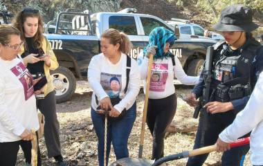 La activista Ceci Flores señaló que los colectivos de búsqueda continúan costeando traslados, alimentos y combustible para realizar jornadas de localización.