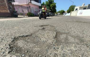 Baches y deterioro en la avenida Rotarismo y la calle José López Portillo afectan la imagen urbana de El Rosario.