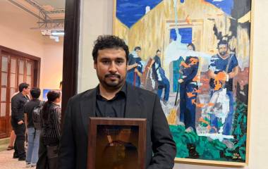 El Primer Lugar fue para Manuel de Jesús Soto Miranda (Los Mochis), con la obra titulada “2+2=5, nosotros limpiando, Machiria 2025”.